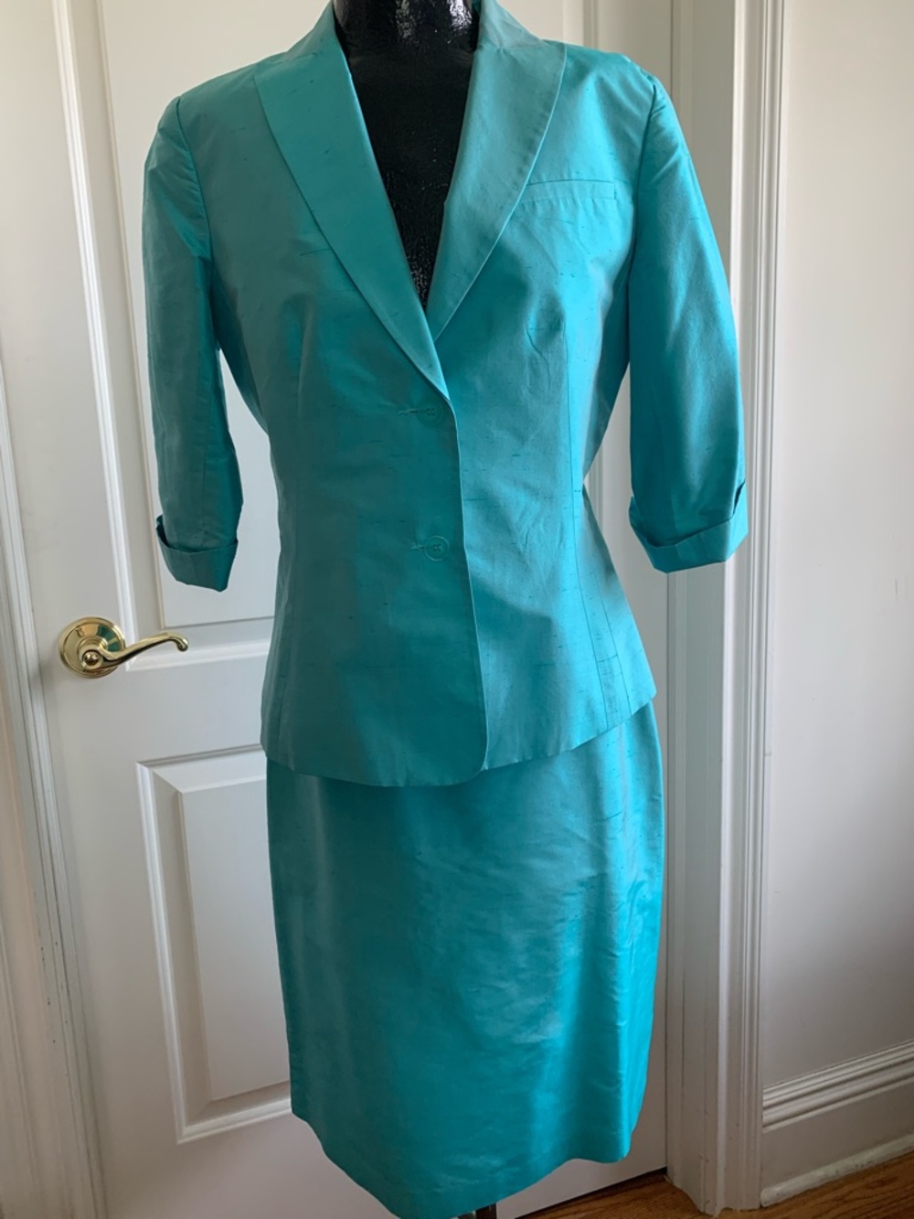 Neiman Marcus Exclusive pure Silk fully lined Suit in Turquoise.  Sz 4